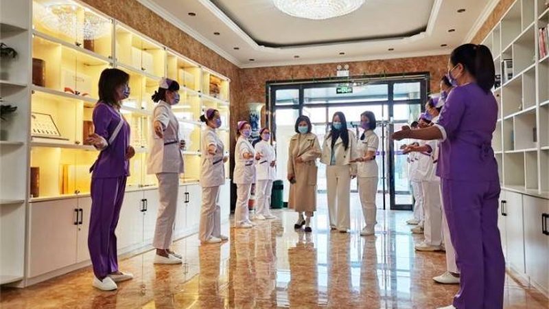 育儿嫂薪资揭秘：月收入构成与关注要点**