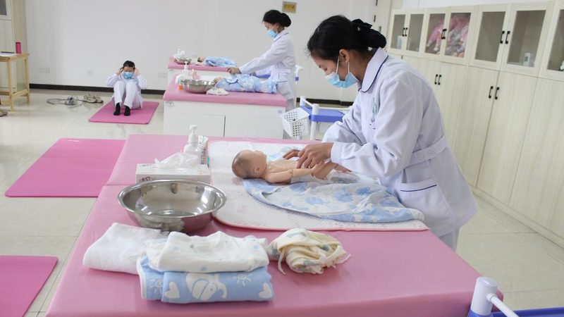 成都育婴师薪资揭秘：月收入构成与影响因素**