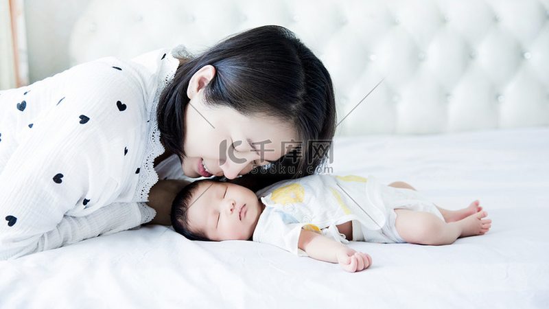 在挑选月嫂的过程中，家长们常常陷入一些误区，以下列举几个常见的误区：