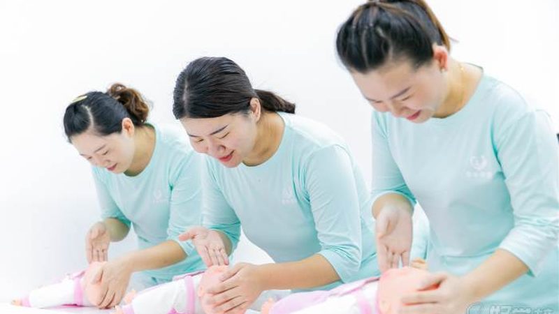 并非所有宝宝都适合进行满月发汗。以下几种情况下的宝宝可以考虑进行：